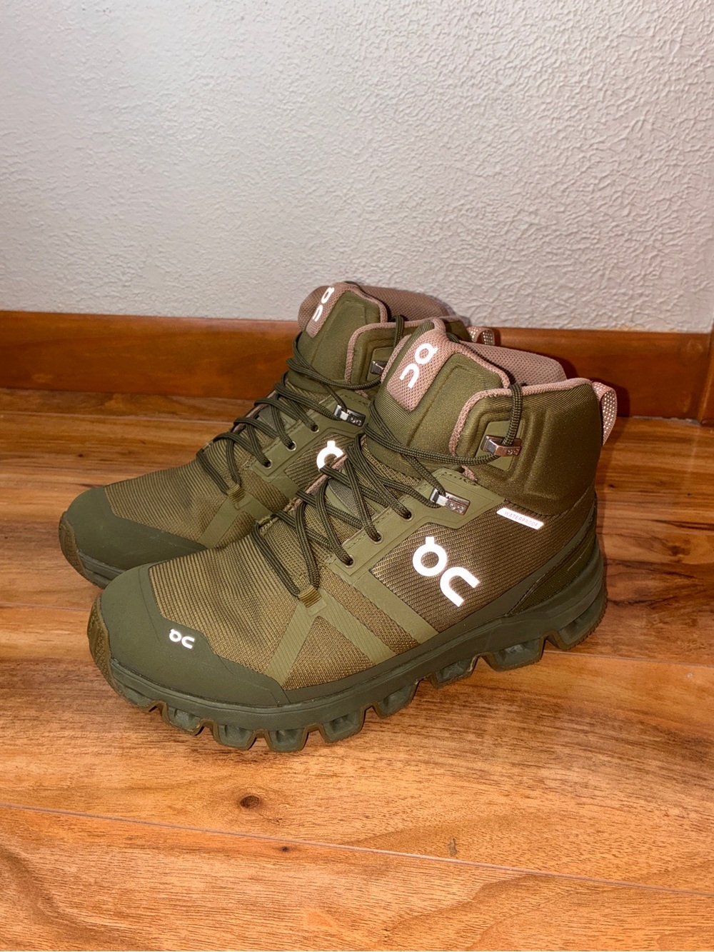 On Cloud Women’s Cloudrock Mid Waterproof Athletic Hiking Shoe Sneakers-size 6.5
